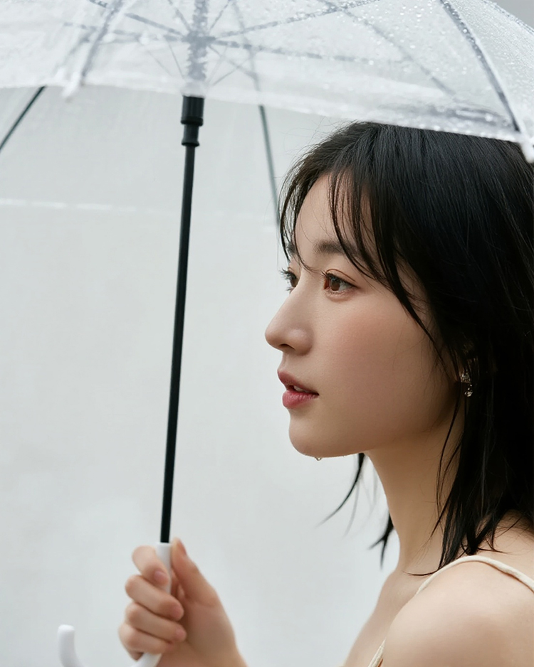 1756102567125232.jpg jimeng-2025-08-25-1648-------------------用真实女性人物和场景表现-文字是:阴雨天也别...jpg